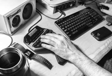 pg旗舰站APP-半场两双！杨瀚森打得挺开心 离场前对着球迷微微一笑