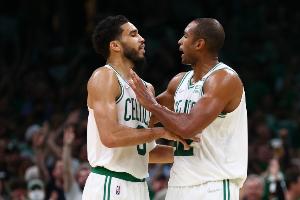 塔图姆：霍福德帮助我们紧咬比分 他打出了载入史册的表现