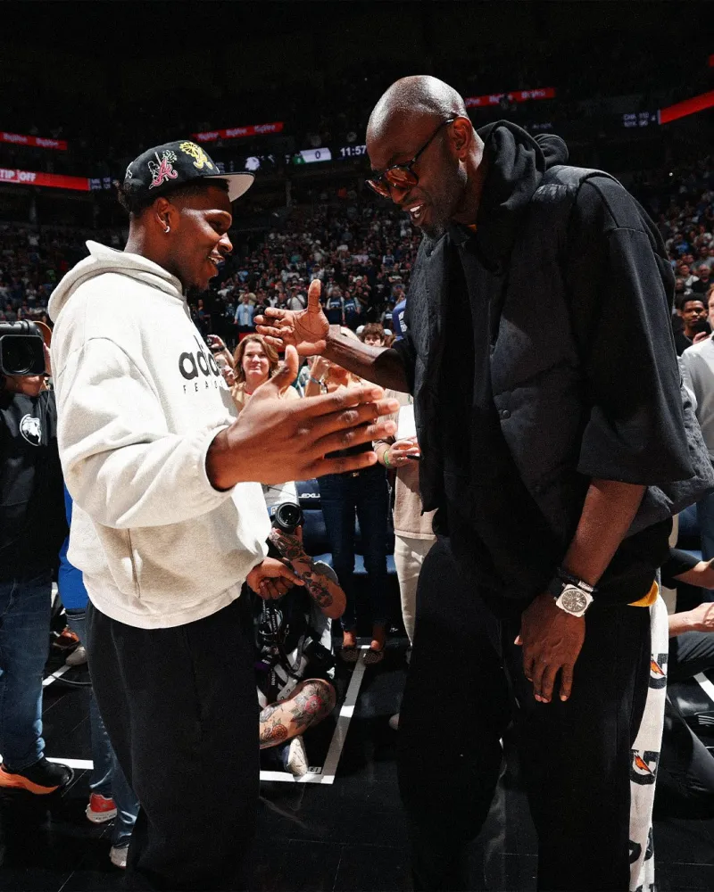 pg电子旗舰站-新老狼王！NBA官方分享加内特与爱德华兹互相拥抱致意的瞬间